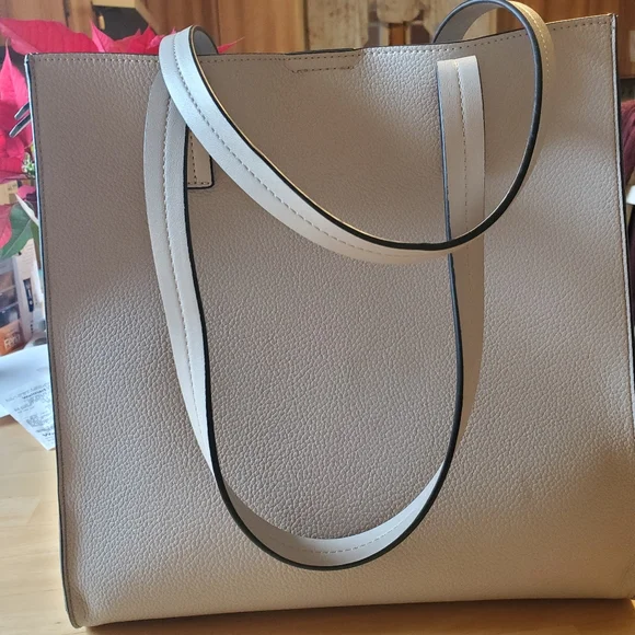 HOST PICK** CALVIN KLEIN HAND BAG - Picture 7 of 13